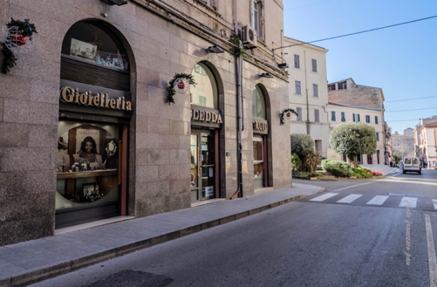 Shop entrance in Via Brigata Sassari - Entrata del negozio in Via Brigata Sassari